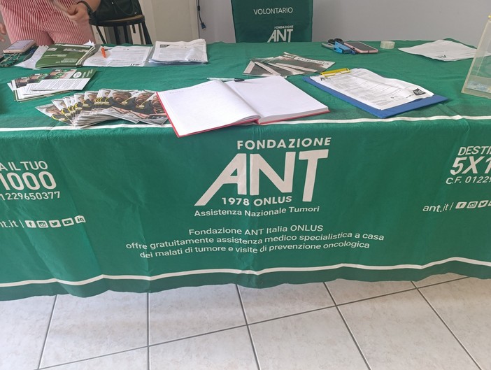 Albenga, Festa della Mamma tra fiori e solidarietà: il banchetto della Fondazione ANT