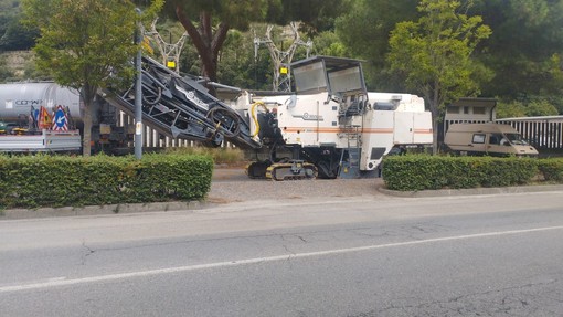 Finale, cominciati a Perti i lavori per la riasfaltatura della Sp17. Scatta il senso unico alternato