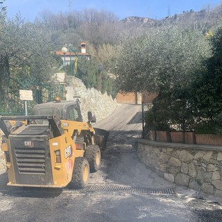 Finale, iniziata l'asfaltatura in frazione Monticello. Guzzi: "Intervento atteso da tempo"