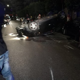 Alassio, auto si cappotta in via Privata Londra