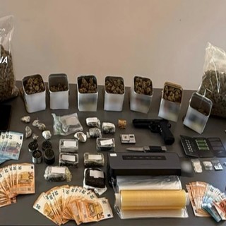 Villanova d’Albenga, arrestati due giovani per spaccio: sequestrati 2,5 chili di droga (VIDEO) Villanova d’Albenga, arrestati due giovani per spaccio: sequestrati 2,5 chili di droga (VIDEO)