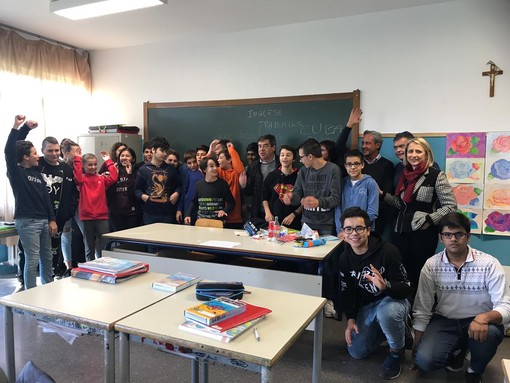 Albenga, gli alunni della scuola di via degli Orti imparano la raccolta differenziata Albenga, gli alunni della scuola di via degli Orti imparano la raccolta differenziata