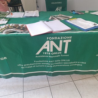 Albenga, Festa della Mamma tra fiori e solidarietà: il banchetto della Fondazione ANT
