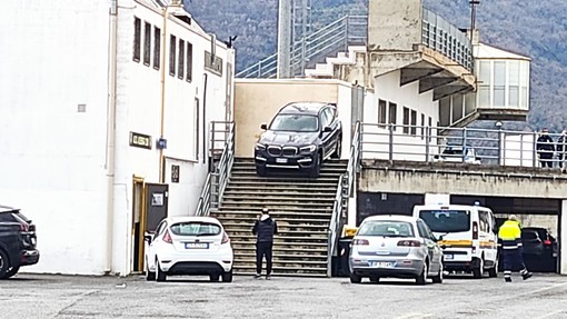 Albenga, auto sbaglia ingresso al punto tamponi: incastrata sulle scalinate dello stadio "Riva" (FOTO) Albenga, auto sbaglia ingresso al punto tamponi: incastrata sulle scalinate dello stadio "Riva" (FOTO)
