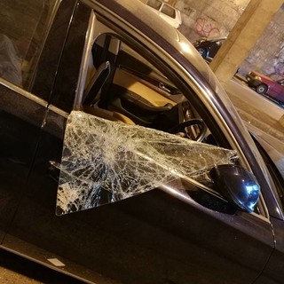 Savona, spaccano il finestrino e frugano in auto: ladri in azione nel tunnel di via Tissoni