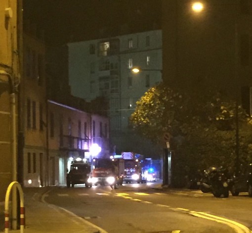 Savona, attico a fuoco in via San Michele: area sotto controllo