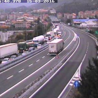 Incidente tra Savona e Albisola sulla A10, traffico in tilt: negato l'accesso ai mezzi pesanti