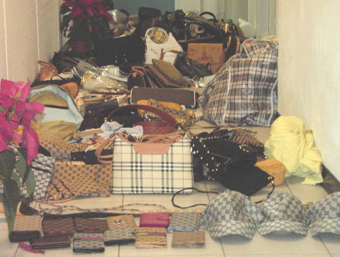 Savona: abusivismo commerciale 3 sequestri e diversi indentificati Savona: abusivismo commerciale 3 sequestri e diversi indentificati