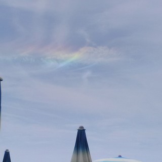 Uno &quot;strano&quot; arcobaleno nel cielo di Albissola, ritorna il tema &quot;scie chimiche&quot;