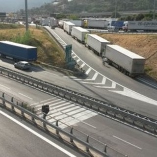 Savona, quattro profughi pakistani ritrovati stipati in un tir nell'autoporto