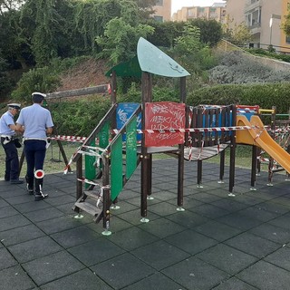 Savona, transennata dalla polizia locale l'area giochi nei pressi delle Officine