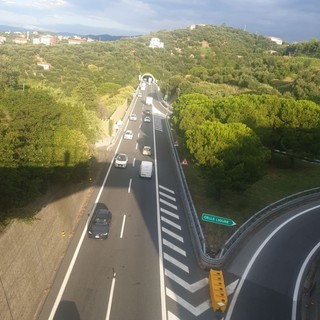 A10 Genova-Savona: doppio senso di marcia e nessuna protezione all'altezza di Celle (FOTO) A10 Genova-Savona: doppio senso di marcia e nessuna protezione all'altezza di Celle (FOTO)