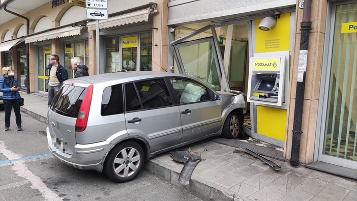 Paura a Borgio Verezzi, auto sfonda la vetrata dell'ufficio postale (FOTO e VIDEO)