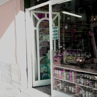 Albenga, ubriaco aggredisce i titolari e manda in frantumi la vetrina del negozio: denunciato