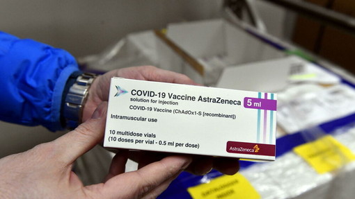 Il vaccino prodotto da AstraZeneca cambia nome: si chiamerà Vaxzevria
