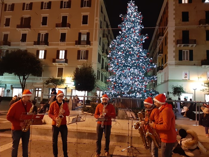 Savona, si accendono senza intoppi le luci sull’albero di Natale di piazza Sisto Savona, si accendono senza intoppi le luci sull’albero di Natale di piazza Sisto