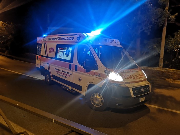 Paura per una vettura in A10: sbanda e centra la cuspide all'uscita autostradale di Finale Paura per una vettura in A10: sbanda e centra la cuspide all'uscita autostradale di Finale