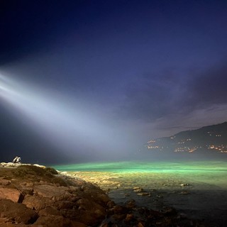 Inaugurata l’area per praticare surf in notturna ad Andora: unica in Italia, illuminato oltre un km di litorale