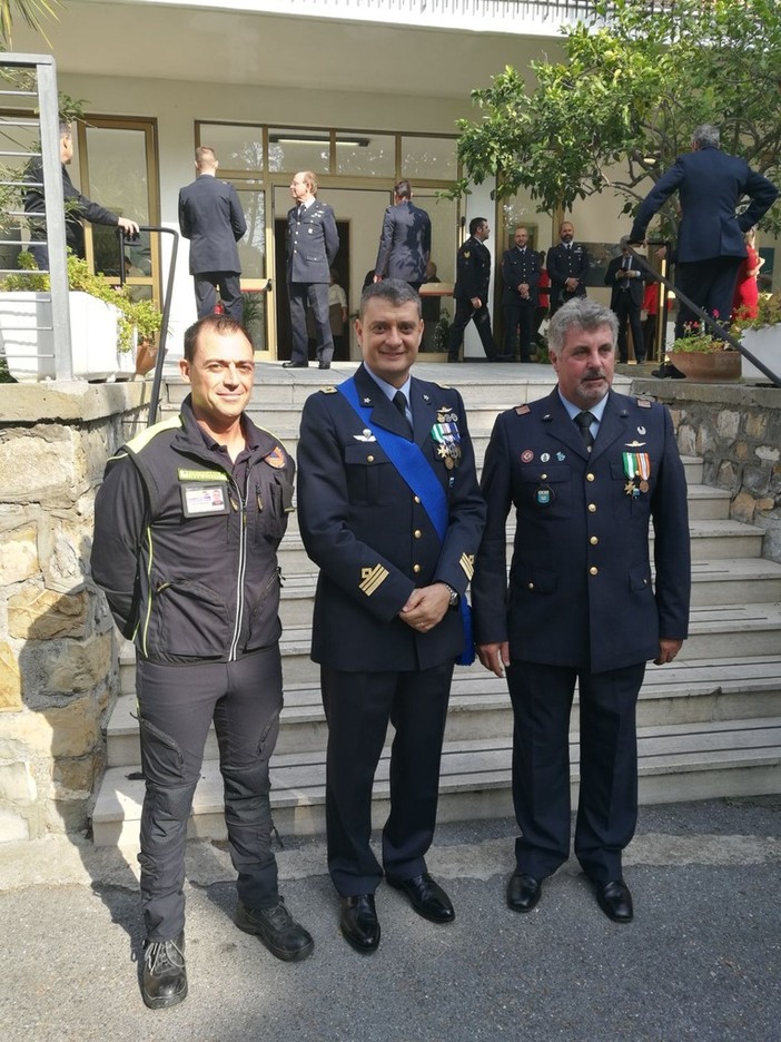 Passaggio di consegne nella base dell'Aeronautica Militare di Capo Mele, il Responsabile della Protezione Civile A.I.B ringrazia il Ten. Col. Rubino e dà il benvenuto al nuovo Comandante Passaggio di consegne nella base dell'Aeronautica Militare di Capo Mele, il Responsabile della Protezione Civile A.I.B ringrazia il Ten. Col. Rubino e dà il benvenuto al nuovo Comandante