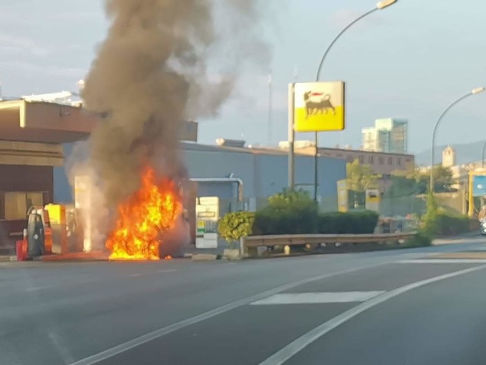 Savona, auto in fiamme vicino ad un distributore di benzina: vigili del fuoco mobilitati sul lungomare Matteotti (FOTO) Savona, auto in fiamme vicino ad un distributore di benzina: vigili del fuoco mobilitati sul lungomare Matteotti (FOTO)