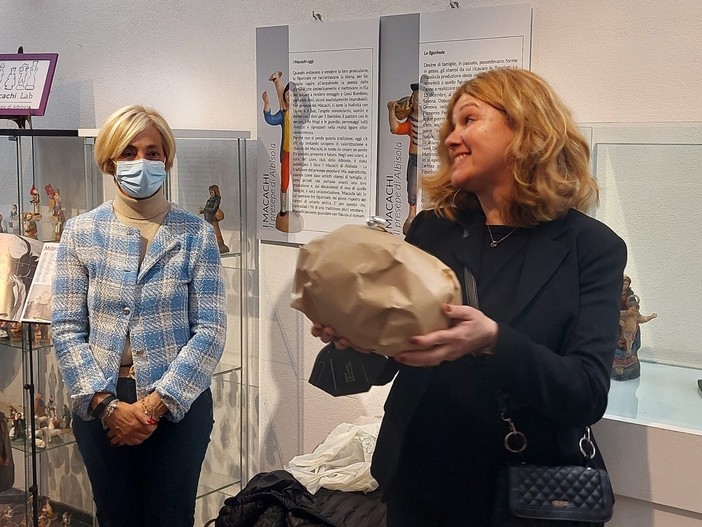 Albissola, il premio "Senza Rossetto" a Stefania Ferrari: "Lo dedico a tutte le donne che abbiamo supportato e che ce l'hanno fatta" (FOTO)