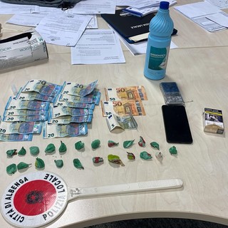 Albenga, blitz della polizia locale in via Milano: giovane arrestata con droga e denaro
