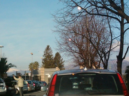 Albenga, la risposta del comune sull'accensione di giorno dei lampioni: "Si trattava di una prova d'impianto"