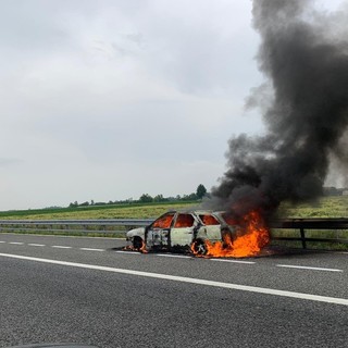 Mezzo in fiamme lungo l'autostrada A6 tra Marene e Carmagnola