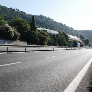 Vento forte nel savonese, uscita obbligatoria per i telonati sull'A10. Disagi ad Albenga dove "volano" i bidoni