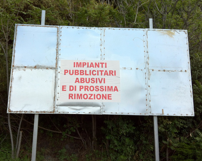 Savona, cartelloni pubblicitari abusivi; ma nessuno si accorge di niente