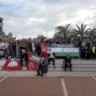 "Presidio e letture per la Palestina", Sinistra Ingauna: "Albenga ha lanciato un chiaro messaggio di pace e disarmo" "Presidio e letture per la Palestina", Sinistra Ingauna: "Albenga ha lanciato un chiaro messaggio di pace e disarmo"