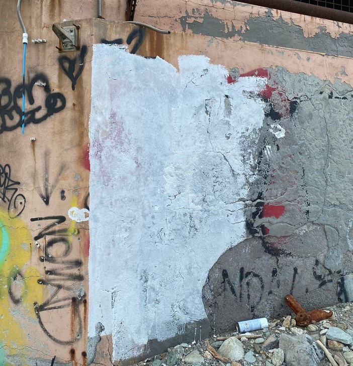 Finale, sorpresi mentre imbrattavano il muro esterno dell'ex stabilimento Piaggio: due ragazzi sanzionati dalla polizia locale