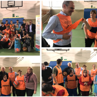 'Uno sport per amico': il sindaco di Albenga Cangiano in visita all'allenamento del basket integrato del progetto Miur (FOTO)