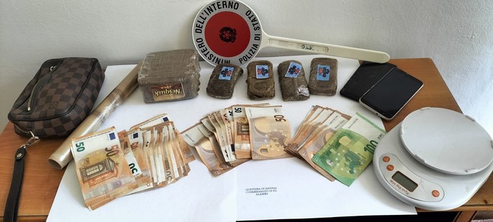 Trovato in possesso di 9 panetti di hashish, 52enne arrestato ad Albenga Trovato in possesso di 9 panetti di hashish, 52enne arrestato ad Albenga