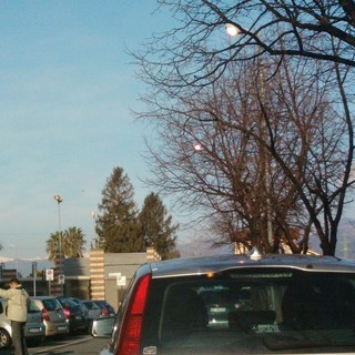 Albenga, la risposta del comune sull'accensione di giorno dei lampioni: "Si trattava di una prova d'impianto"