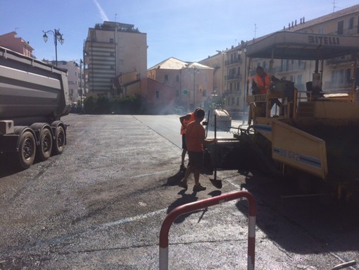 Alassio, iniziata l'asfaltatura di piazza Paccini Alassio, iniziata l'asfaltatura di piazza Paccini
