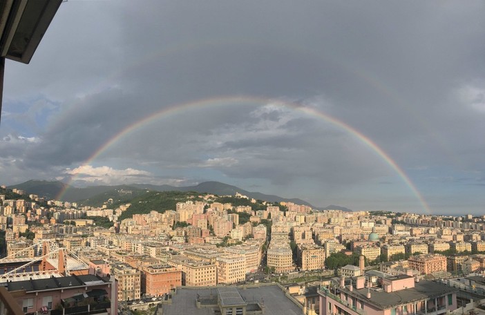 Foto di Enrico Ruggeri, arcobaleno su Genova