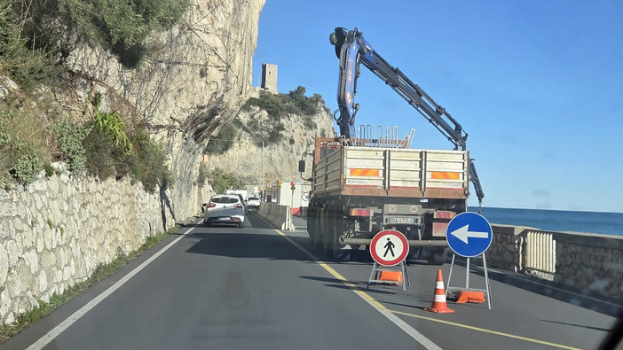 Finale, Pasqua senza cantieri sull'Aurelia: dal 2 aprile via il restringimento per la passerella del Castelletto