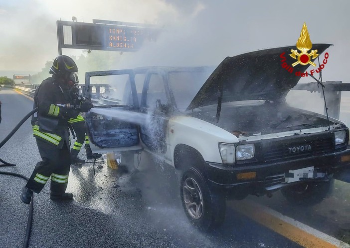 Auto in fiamme in mattinata sull’A6, intervengono i Vigili del Fuoco: nessun ferito Auto in fiamme in mattinata sull’A6, intervengono i Vigili del Fuoco: nessun ferito