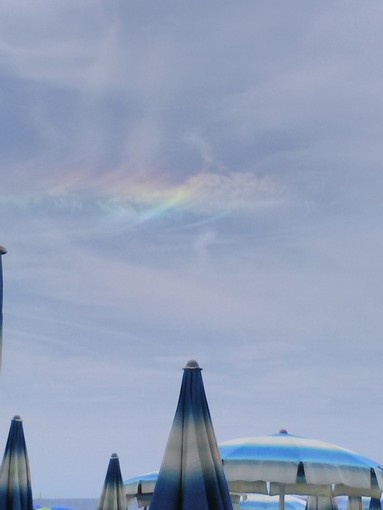 Uno "strano" arcobaleno nel cielo di Albissola, ritorna il tema "scie chimiche"