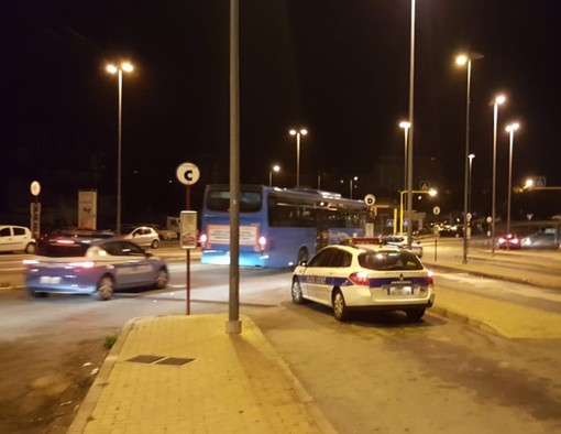 Savona, rissa tra extracomunitari alla fermata dell'autobus: forze dell'ordine scortano mezzo diretto a Cairo (FOTO) Savona, rissa tra extracomunitari alla fermata dell'autobus: forze dell'ordine scortano mezzo diretto a Cairo (FOTO)