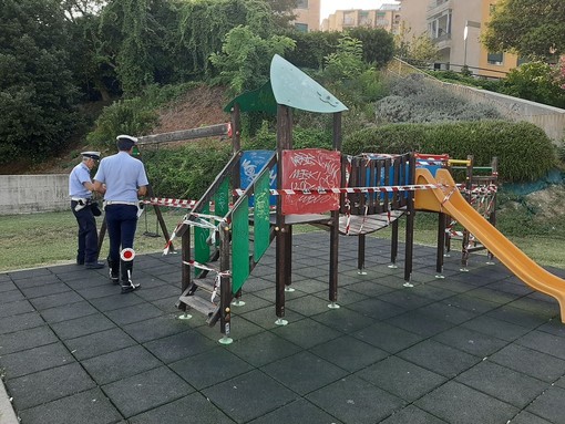 Savona, transennata dalla polizia locale l'area giochi nei pressi delle Officine Savona, transennata dalla polizia locale l'area giochi nei pressi delle Officine