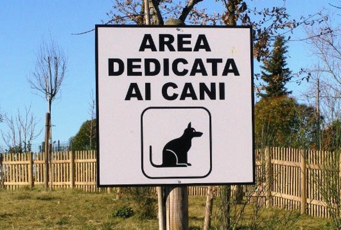 Savona, multe per i cani che fanno i bisogni sui marciapiedi: il Comune fa marcia indietro