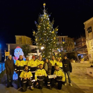 Il Natale della Protezione Civile di Finale si illumina con l'albero allestito dai volontari