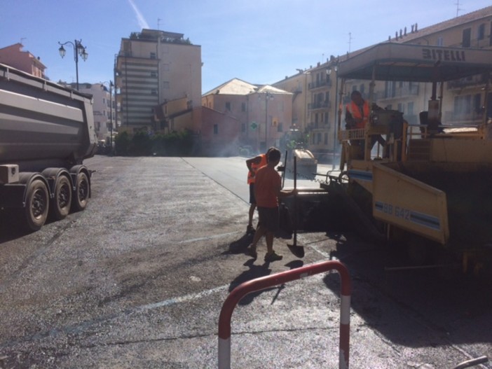 Alassio, iniziata l'asfaltatura di piazza Paccini