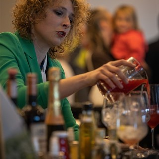 Festival Cucina con i fiori: successo per il cocktail Adelasia ideato dalla barlady Ottavia Castellaro (FOTOGALLERY)