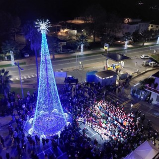 Andora, acceso l'albero di Natale e il percorso luminoso sulla passeggiata a mare
