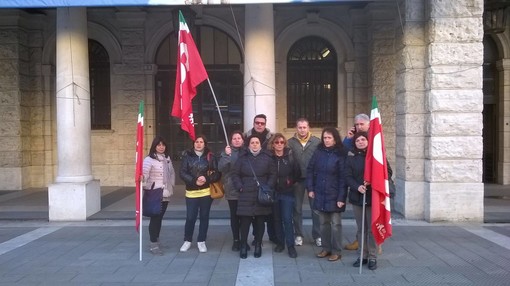 Savona: addetti alle pulizie del Comune in protesta in Piazza Sisto Savona: addetti alle pulizie del Comune in protesta in Piazza Sisto