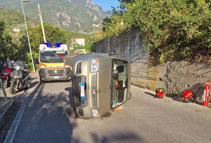 Auto si cappotta a Tovo San Giacomo: una ferita trasportata al Santa Corona