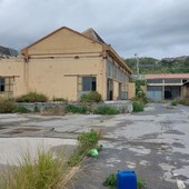 Savona, la polizia locale sgombera un bivacco all'ex Siad: abusivi avevano cambiato il lucchetto impedendo alla ditta di entrare per la bonifica